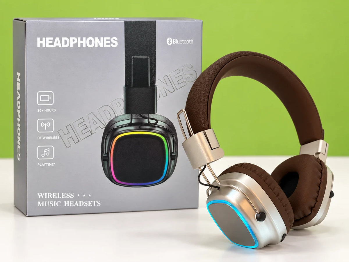 Ilustración IA — audifonos bluetooth rgb con micro sd y entrada auxiliar — vista de detalle. Objetos de ambientación no incluidos.