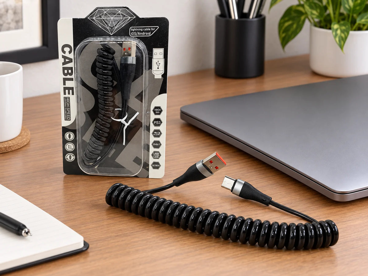 Ilustración IA — cable espiral usb a a usb c 66w — ambientación de uso. Objetos de ambientación no incluidos.