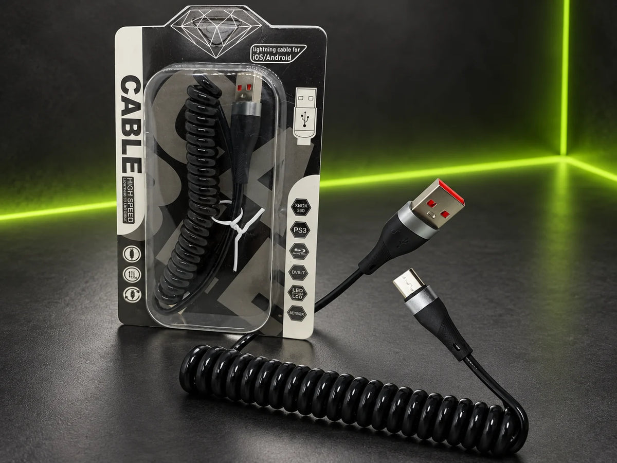Ilustración IA — cable espiral usb a a usb c 66w — presentación sobre mesa. Objetos de ambientación no incluidos.