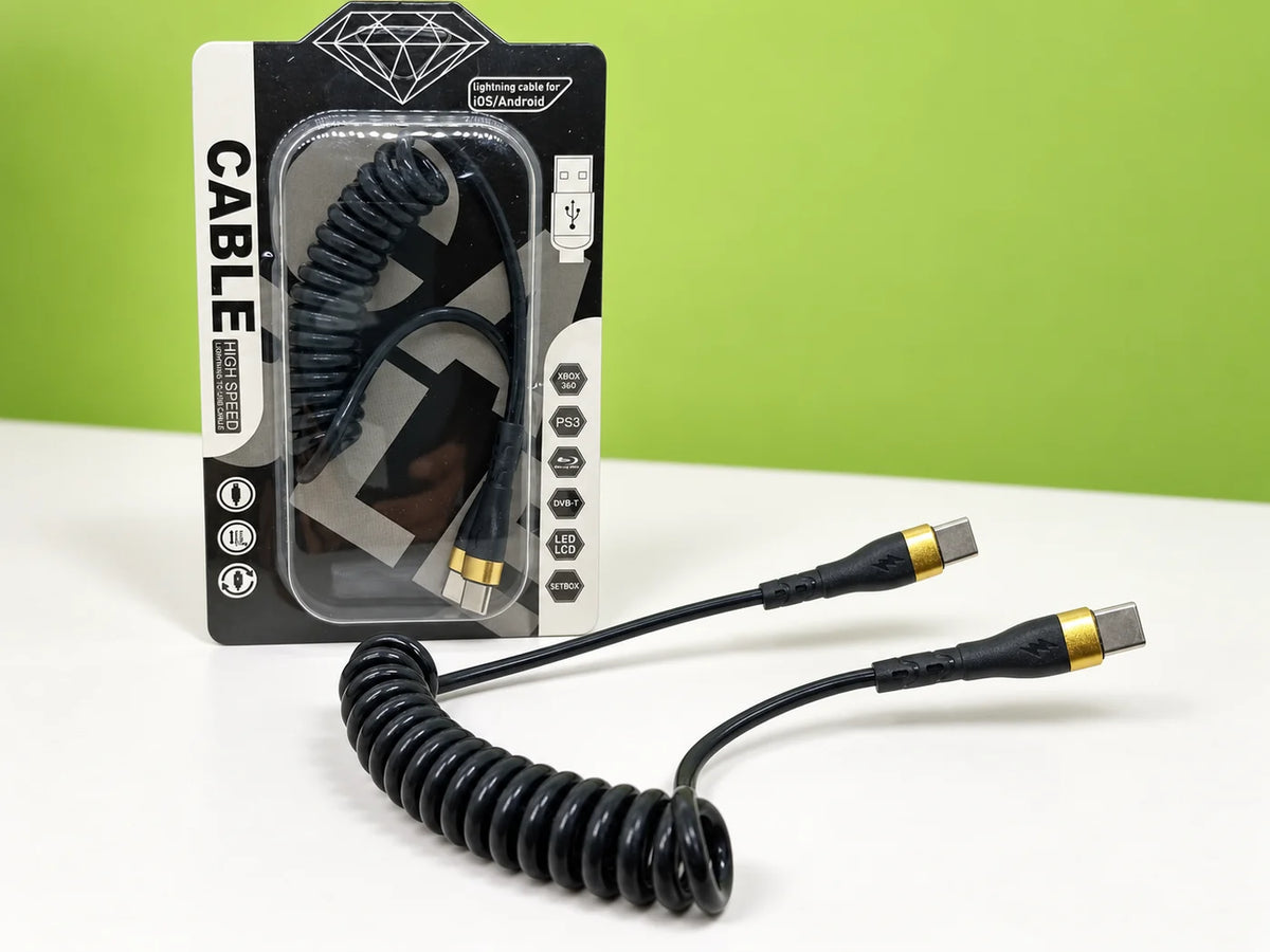 Ilustración IA — cable espiral usb c a usb c 120w — vista de detalle. Objetos de ambientación no incluidos.