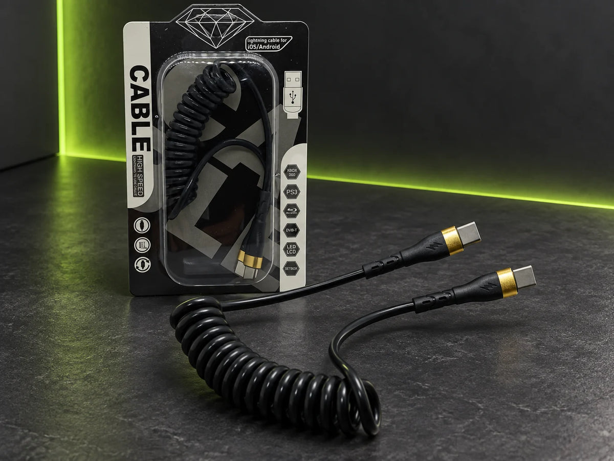 Ilustración IA — cable espiral usb c a usb c 120w — presentación sobre mesa. Objetos de ambientación no incluidos.