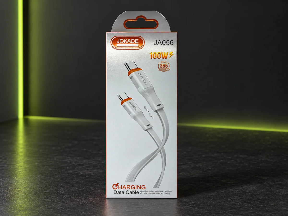 Ilustración IA — cable plano usb c a usb c 100w pirorretardante 1 metro blanco — presentación sobre mesa. Objetos de ambientación no incluidos.