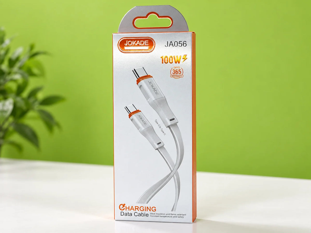 Ilustración IA — cable plano usb c a usb c 100w pirorretardante 1 metro — vista de detalle. Objetos de ambientación no incluidos.
