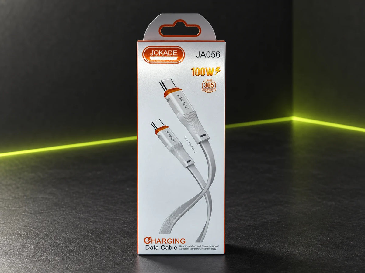 Ilustración IA — cable plano usb c a usb c 100w pirorretardante 1 metro — presentación sobre mesa. Objetos de ambientación no incluidos.