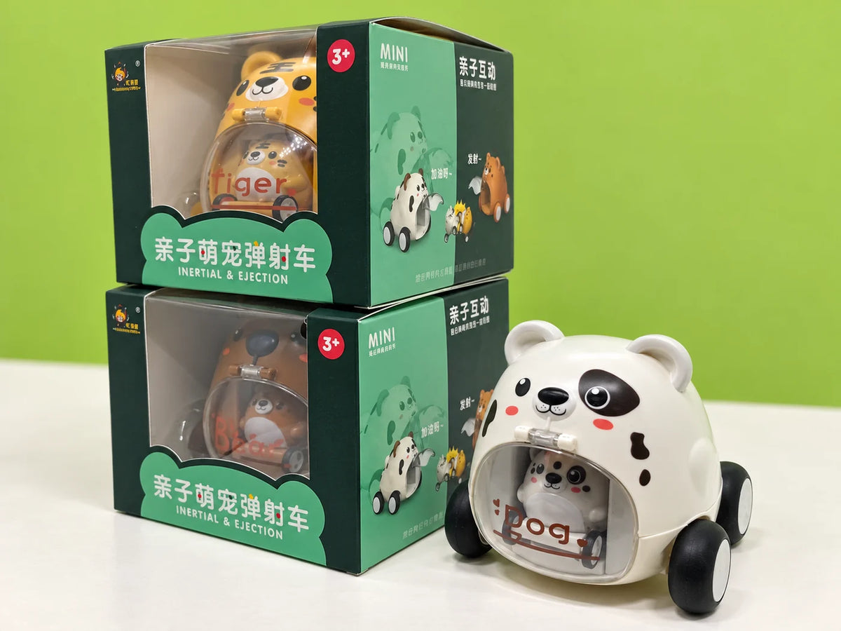Ilustración IA — coche de animalitos a friccion con catapulta — vista de detalle. Objetos de ambientación no incluidos.