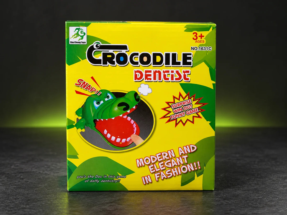 Ilustración IA — cocodrilo mordelon juego de broma — presentación sobre mesa. Objetos de ambientación no incluidos.