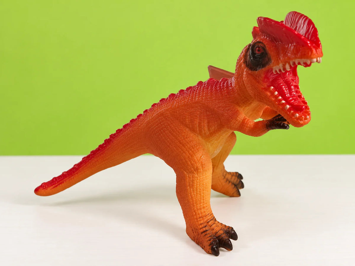 Ilustración IA — dinosaurio coleccionable 28 cm con sonido — vista de detalle. Objetos de ambientación no incluidos.