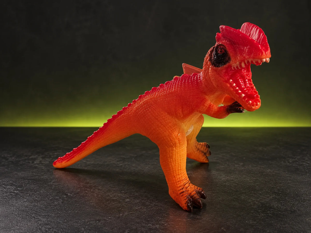 Ilustración IA — dinosaurio coleccionable 28 cm con sonido — presentación sobre mesa. Objetos de ambientación no incluidos.
