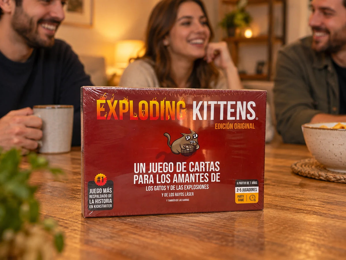 Ilustración IA — exploding kittens juego de cartas — ambientación de uso. Objetos de ambientación no incluidos.
