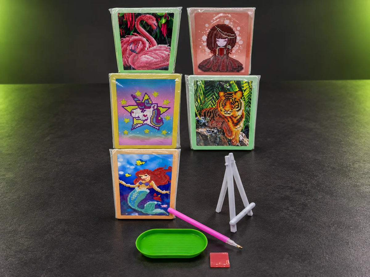 Ilustración IA — kit de pintura de diamantes con atril — presentación sobre mesa. Objetos de ambientación no incluidos.