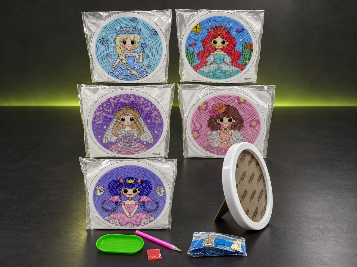 Ilustración IA — kit de pintura de diamantes princesa con portarretrato — presentación sobre mesa. Objetos de ambientación no incluidos.