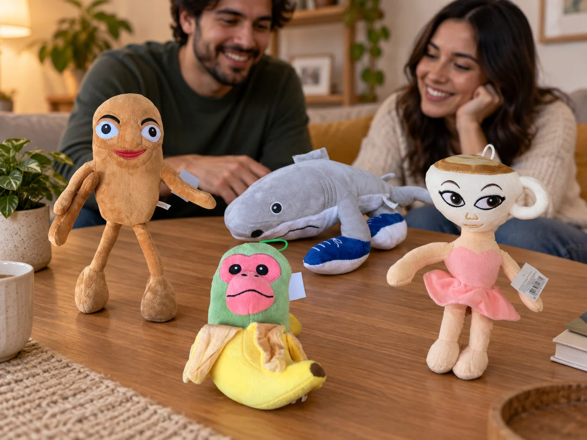 Ilustración IA — peluche coleccionable brainrot — ambientación de uso. Objetos de ambientación no incluidos.